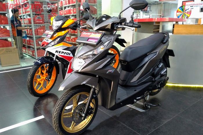 Dua motor hasil repaint Honda Painting Shop yang dipajang di showroom Astra Motor Center Jakarta.