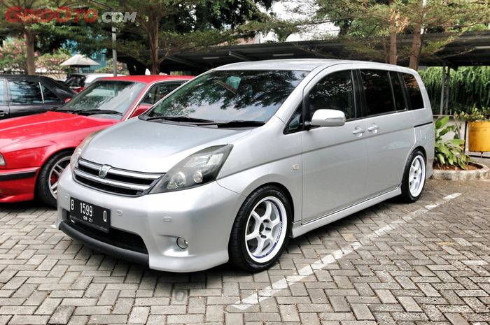 Toyota ISIS tampil manis bergaya JDM