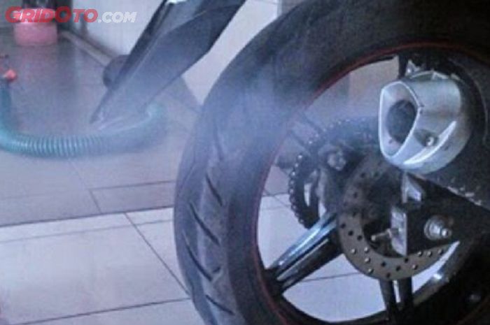 ilustrasi penyebab knalpot motor bekas injeksi ngebul