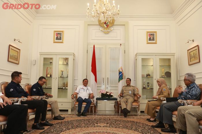 Gubernur Anies Baswedan dan Ketua DPRD DKI Jakarta menerima sumbang saran dari tokoh otomotif 