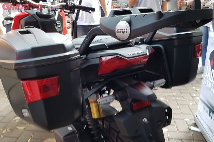 Side box Givi E22 terpasang di Honda ADV150