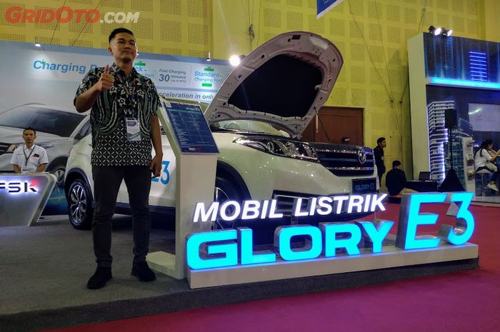 Deputy Product Divsion Head PT Sokoindo Automobile, Ricky Humisar Siahaan berpose di depan DFSK Glory E3.