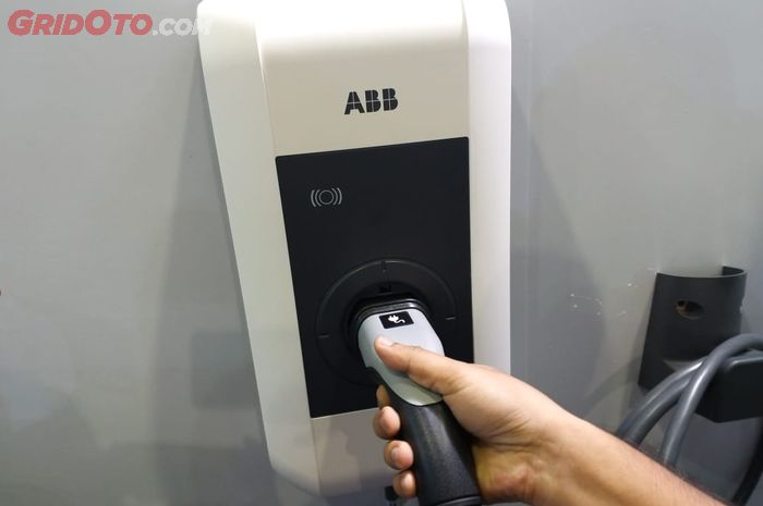ILUSTRASI. AC Wallbox charging mobil listrik dari ABB