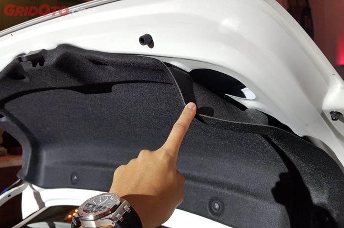 Material Tipis di Plafon Pintu Bagasi Toyota Corolla Altis