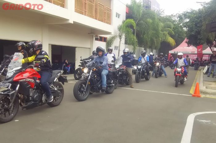 Para pengguna moge Honda turut meramaikan acara  safety riding yang digelar PT Wahana Makmur Sejati di Tangerang, Banten, Sabtu (14/9/2019).