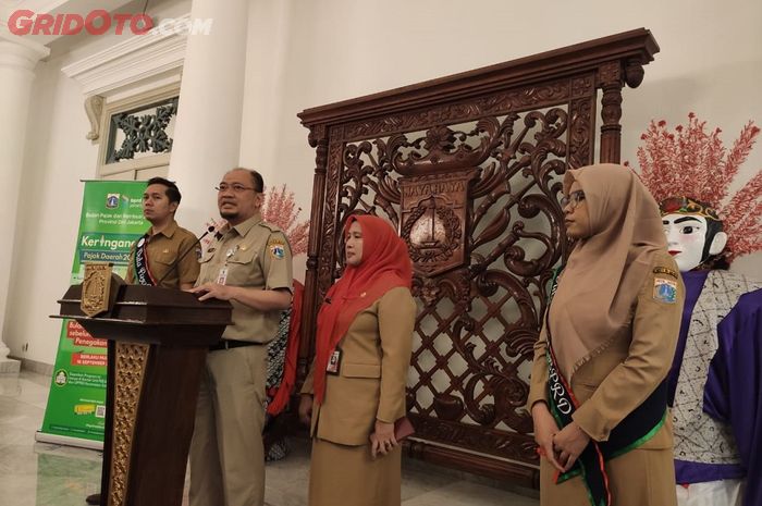 Kepala BPRD DKI Jakarta, Faisal Syafruddin mengumumkan potongan PKB untuk warga  Jakarta