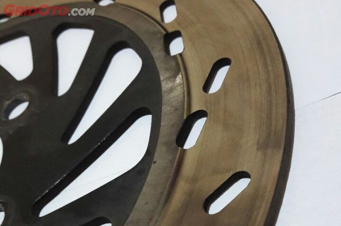 Kondisi piringan cakram motor bekas  yang mulai tipis dan bergelombang