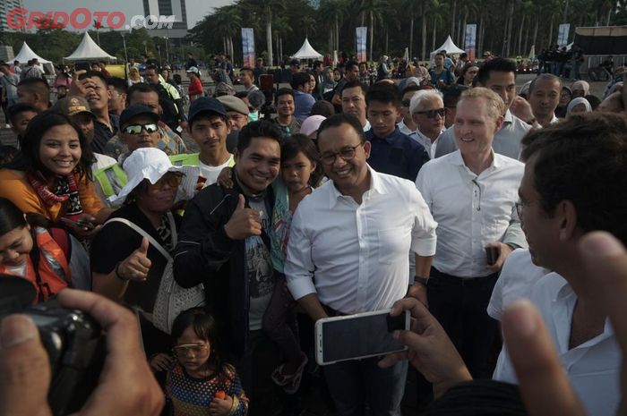 Anies Baswedan yang diserbu warga saat menghadiri jumpa pers Formula E Jakarta, Jumat (20/9).