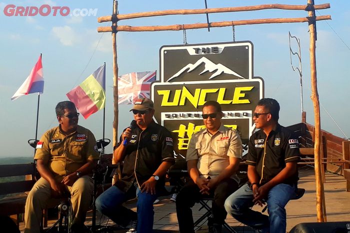 Gubernur Kalimantan Selatan, Sahbirin Noor sedang menjelaskan soal konsep utama Uncle Hard Enduro 2019.