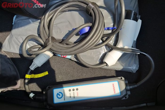 kabel charging mobil listrik Nissan Leaf