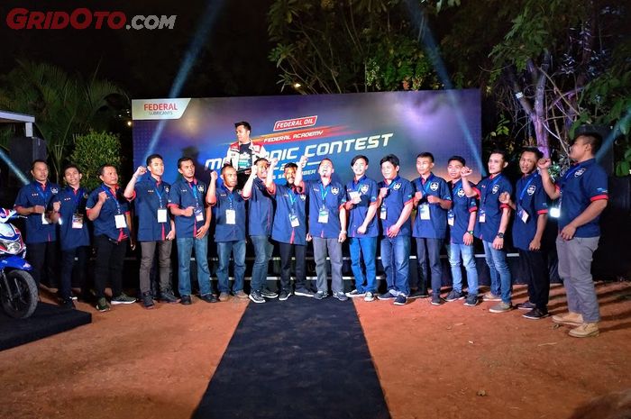 Para finalis Federal Oil Mechanic Contest 2019 di puncak acara di Jakarta Selatan (25/9).