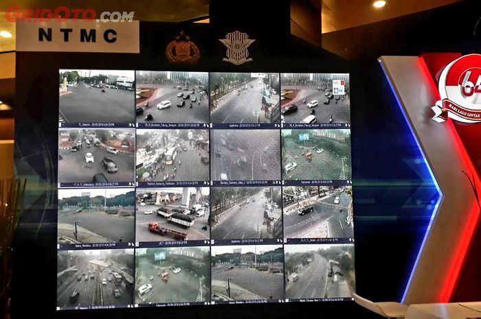 Booth NTMC, pengunjung dapat menyaksikan secara langsung pantauan arus lalu lintas melalui monitoring CCTV