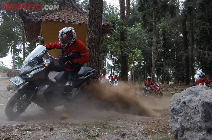 Skuto Honda ADV150 melibas medan jalan berpasir, aman sob.