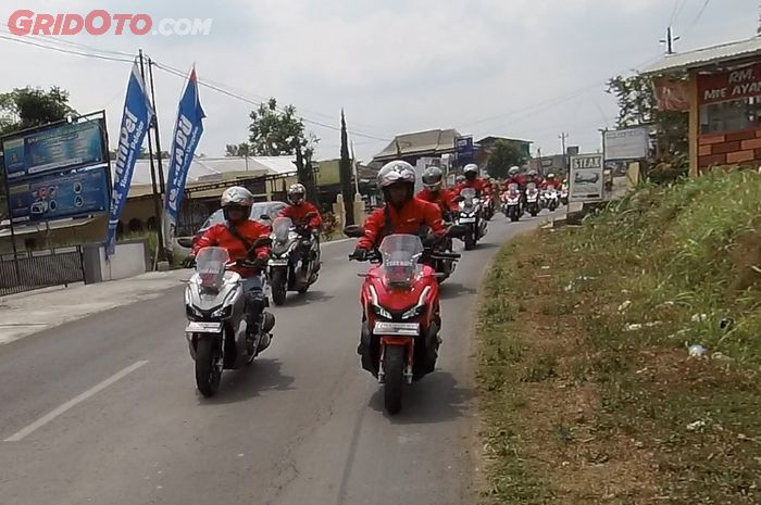 Perjalanan menuju lokasi tujan berikutnya, melibas tikungan dan tanjakan mengunakan Honda ADV150.