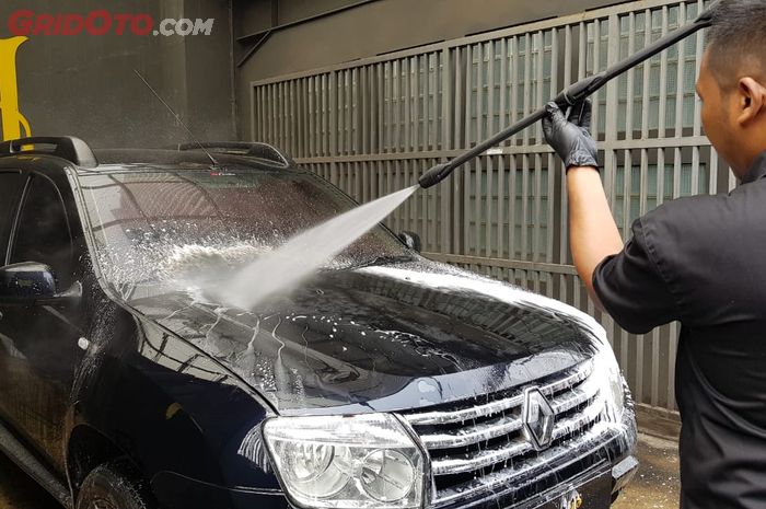 Cuci Mobil dengan Semprotan Air Tekanan Tinggi