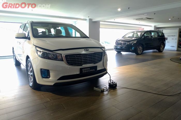 Dua mobil KIA Grand Sedona yang dipajang di bakal showroom KIA MT Haryono milik PT Kreta Indo Artha.