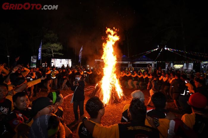 Kebersamaan peserta Yamaha Maxi Day Malang dihangatkan api unggun 