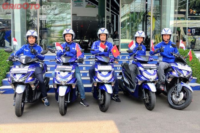 5 bikers 'utusan' Yamaha Motor Vietnam menyambangi Indonesia dalam rangkaian touring Blue Core 5 Years Celebration.