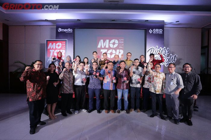 Tim OTOMOTIF Group Kompas Gramedia dengan para pemenang MOTOR Plus Award 2019 foto bersama usai acara, Selasa (8/10/2019).