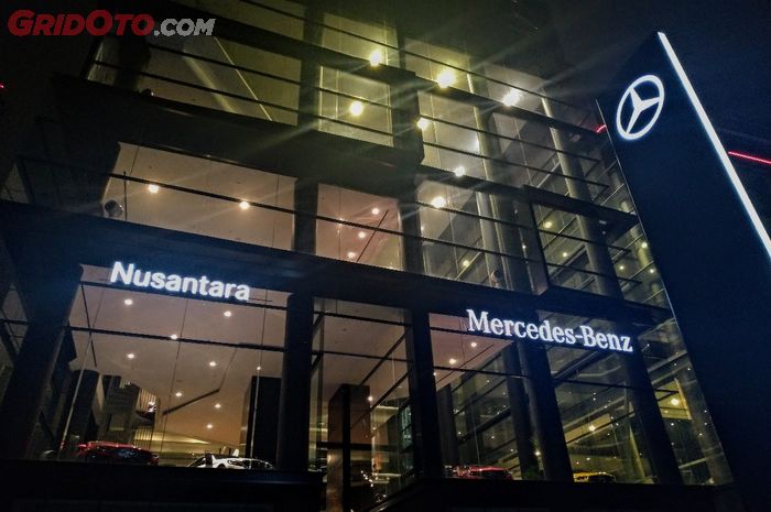 Diler Mercedes-Benz baru di jalan MT Haryono, Jakarta Selatan.