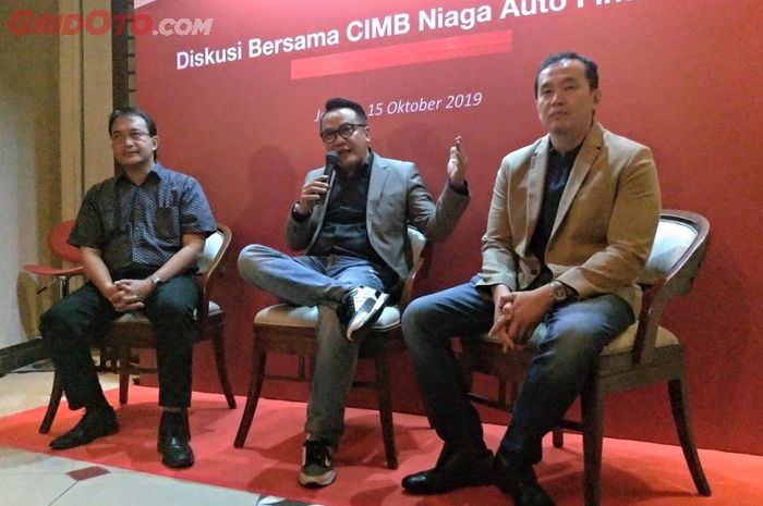 Presiden Direktur PT CIMB Niaga Auto Finance, Ristiawan Suherman (Tengah) serta jajaran direksi lainnya menjawab pertanyaan awak media.
