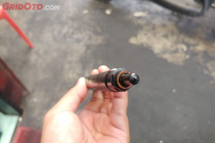 lubang nozzle injektor diesel sangat kecil