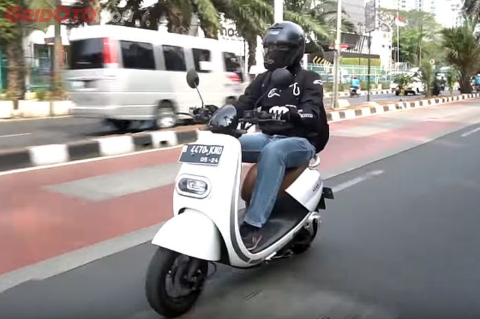 Lakukan hal ini agar baterai motor listrik tidak habis di jalan saat dipakai ke kantor