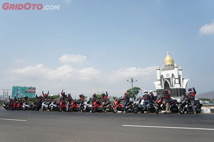 Peserta turing ADV Satu Hati Jelajah Nusantara di Monumen 1000 Masjid Lombok
