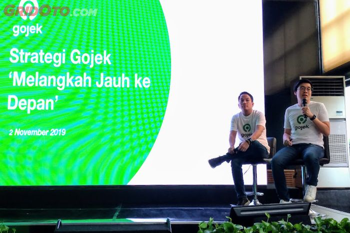 Dua Co-CEO Gojek, Andre Soelistyo (kiri) dan Kevin Aluwi (kanan) mempresentasikan strategi jangka panjang mereka di acara HUT Gojek yang ke-9.