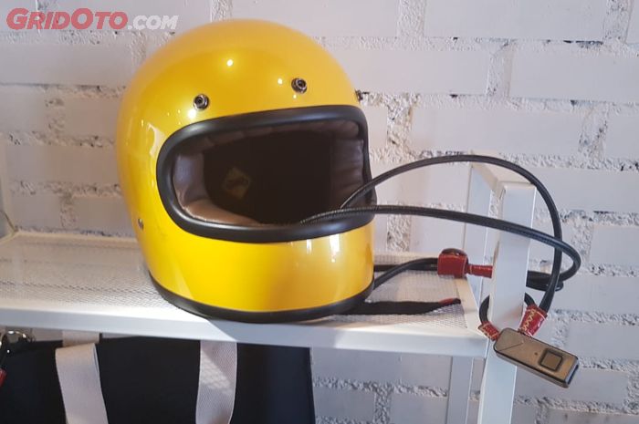 Ilustrasi tali pengaman helm dengan sidik jari dari LockIT