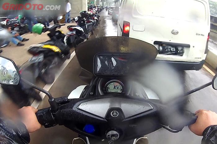 Para bikers yang memarkirkan kendaraanya untuk berteduh di bawah lintasan MRT Jakarta Lebak Bulus, Jakarta Selatan