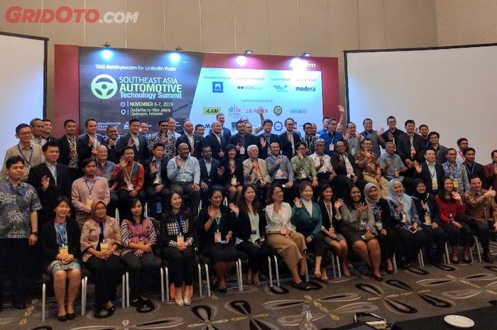 Para peserta dan penyelenggara Southeast Asia Automotive Technology Summit (SAATS) 2019.