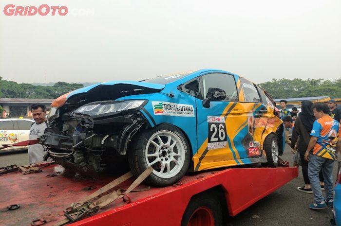 Mobil Honda Jazz milik Arief Hidayat, pembalap dari tim NRB Motorsport, setelah terlibat kecelakaan hebat.