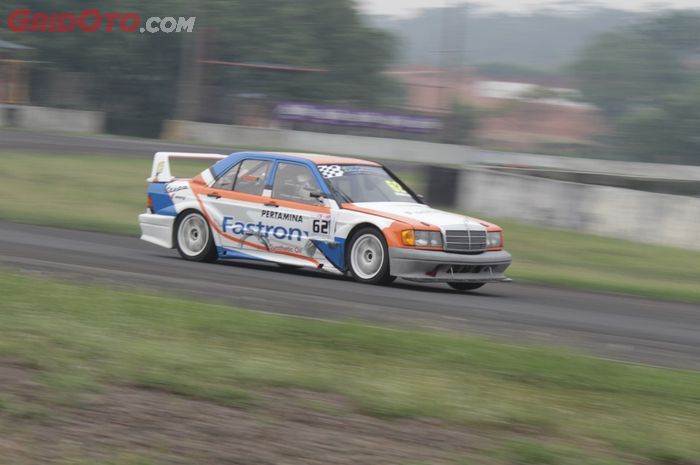 Pacuan kelas mobil retro Mercedes-Benz 190E Evo 2 milik tim Fastron Jakarta Ban.