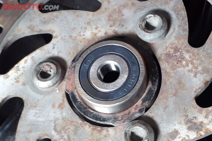 Bearing roda motor rawan rusak saat musim hujan seperti sekarang.