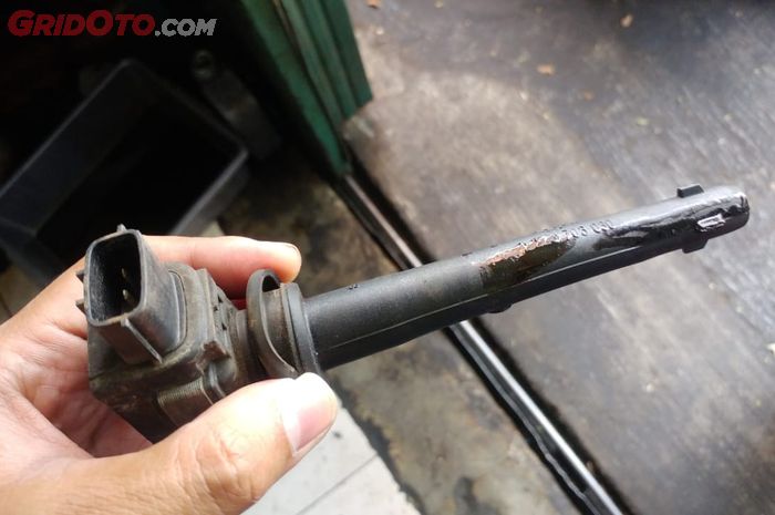 Cop busi terdapat oli pertanda oli masuk ke ruang lubang busi pada Nissan Livina