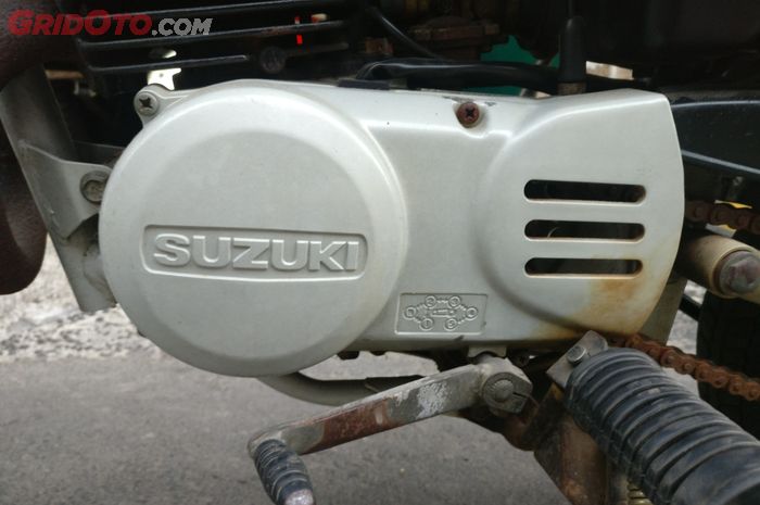 Ilustrasi blok mesin motor jadul yang mulai karatan