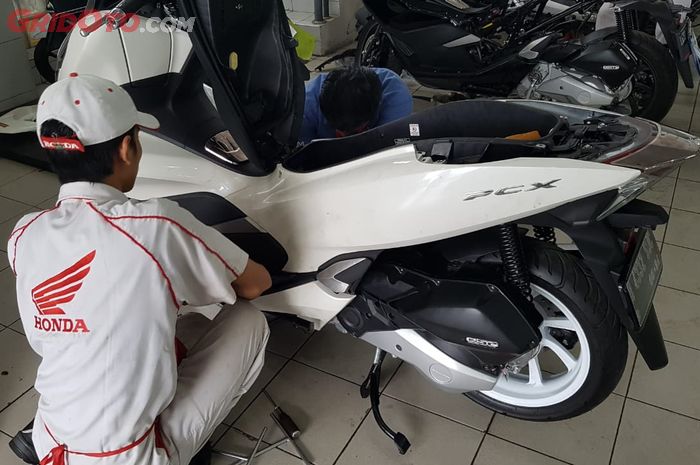 Ilustrasi Honda PCX 150 masuk proses pengecekan dan perbaikan