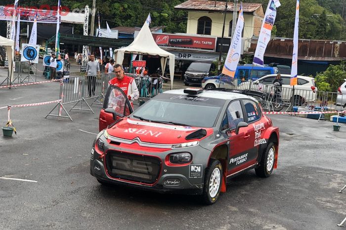 Tim Jagonya Ayam mempersiapkan diri di hari kedua