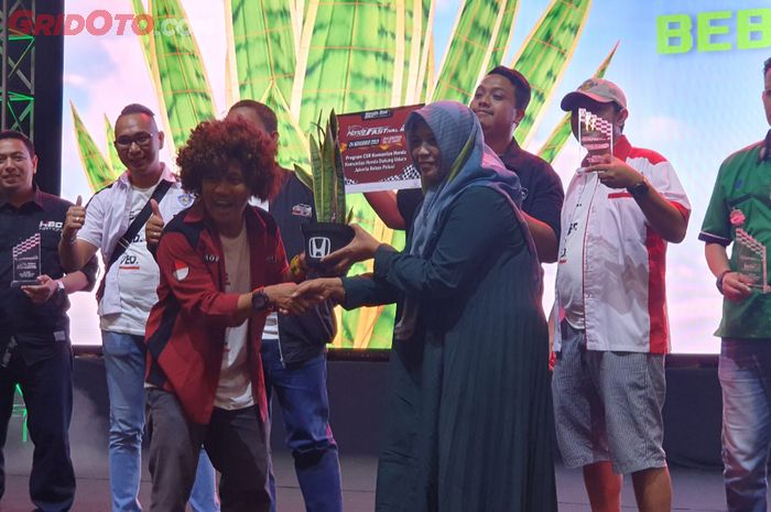 Komunitas mobil Honda menyerahkan tanaman Lidah Mertua secara simbolis kepada Dinas Kehutanan DKI Jakarta