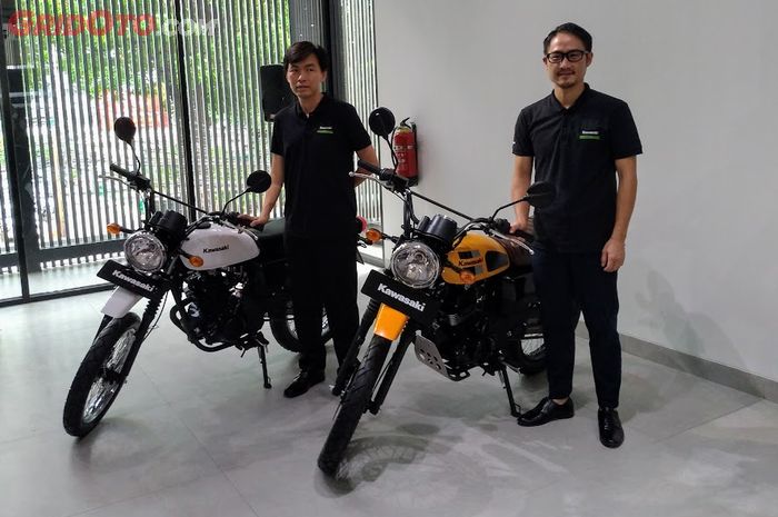 Acara peluncuran motor baru Kawasaki W175TR dan W175TR SE dihadiri oleh Michael C. Tanadhi, Head of Sales&amp;Promotion KMI (kiri) dan Kentaro Takeshita, Division Head Marketing KMI (kanan).