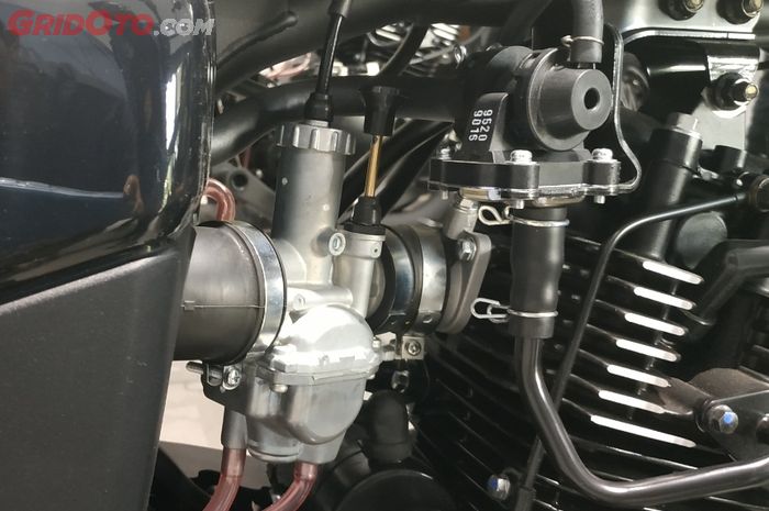 Periksa bagian sambungan karburator dengan mesin motor