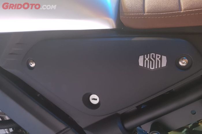 Posisi lubang kunci jok Yamaha XSR 155 ada di samping kiri tengah motor