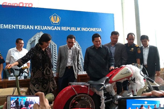 Menteri BUMN, Erick Thohir (tengah) dan Menteri Keuangan, Sri Mulyani (kedua dari kiri) bersama Dirjen Bea dan Cukai serta anggota komisi XI DPR RI menginspeksi motor Harley-Davidson Shovelhead yang menjadi barang bukti.