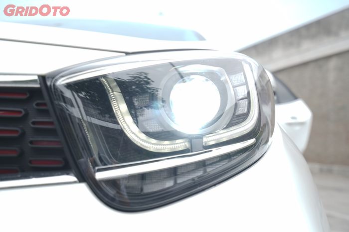 Ilustrasi nyala lampu utama Kia Picanto GT Line yang sudah LED proyektor di siang hari
