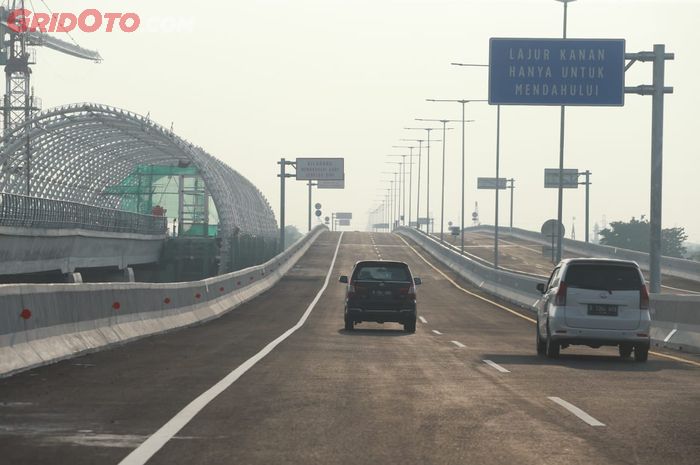 Banyak pengguna Tol Layang Jakarta-Cikampek yang memacu mobilnya di atas kecepatan yang dianjurkan, bahkan melanggar batas kecepatan.