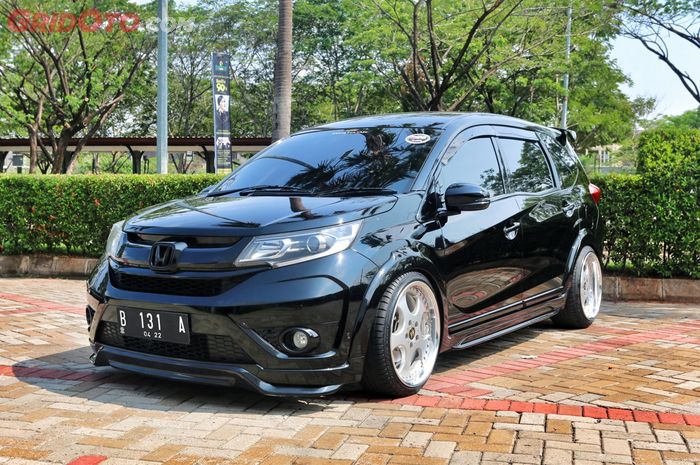 Honda BR-V hitam masih nyaman biar main kandas pakai suspensi statis