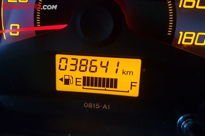 Ilustrasi indikator bensin di motor bekas