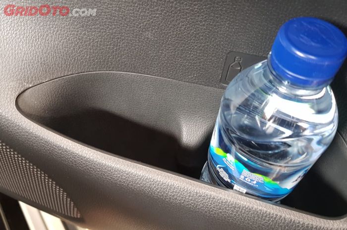 Simpan Botol Minuman di Cup Holder yang Disediakan