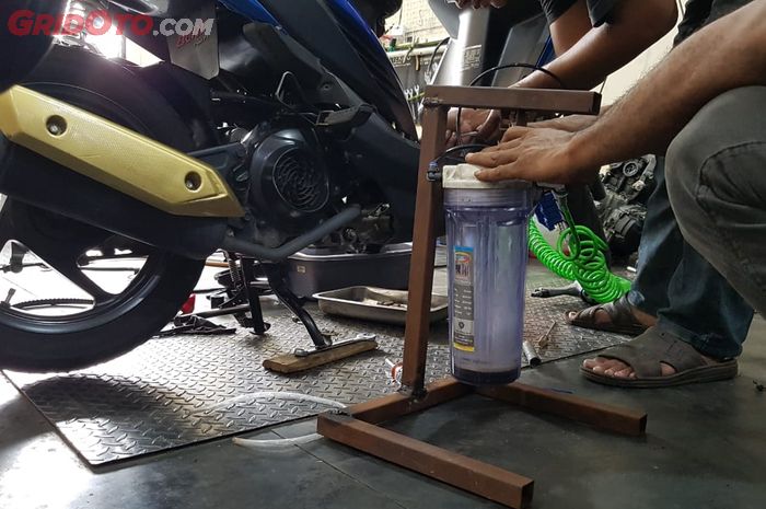 Cairan carbon cleaner saat servis detox dikuras pakai alat khusus